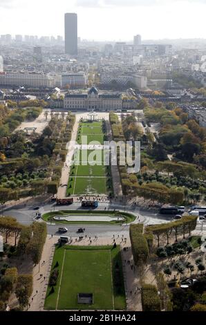 Luftbild Champ de Mars mit Ecole Militaire und Tour Montparnasse im Hintergrund.Paris.France Stockfoto