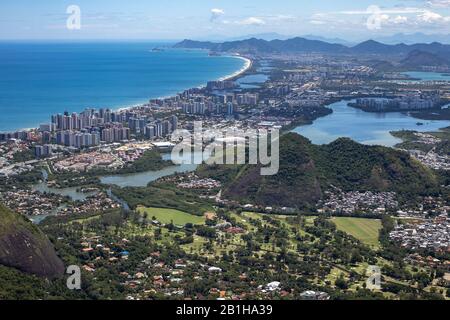 Barra da Tijuca Viertel in Rio de Janeiro mit Stadtsee und Hochhäusern und Golfplatz im Vordergrund Stockfoto