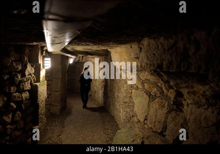 Der unterirdische Tunnel zum Osuary der Katakomben von Paris.Paris, Frankreich Stockfoto