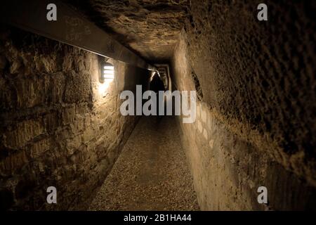 Der unterirdische Tunnel zum Osuary der Katakomben von Paris.Paris, Frankreich Stockfoto