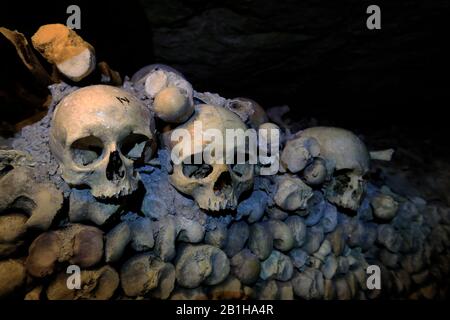 Knochen und Schädel lagerten in den Katakomben von Paris.Paris, Frankreich Stockfoto