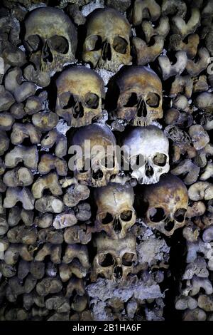 Knochen und Schädel lagerten in den Katakomben von Paris.Paris, Frankreich Stockfoto