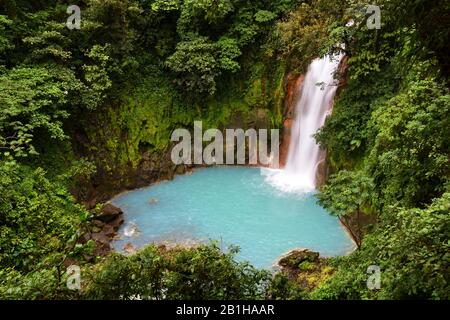 Ein blauer Wasserfall im Tenorio Volcano National Park, Costa Rica Stockfoto