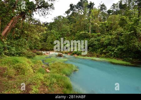 Ein blauer Wasserfall im Tenorio Volcano National Park, Costa Rica Stockfoto