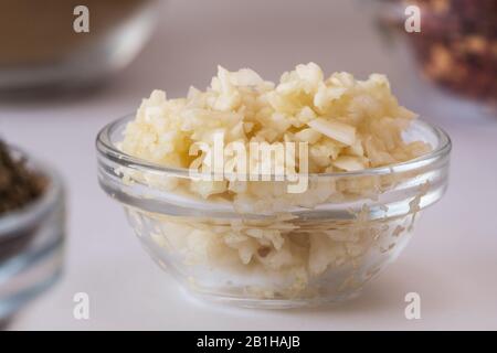 Zerdrückter Knoblauch in der Glasschale. Konzept Für Gesunde Ernährung Stockfoto