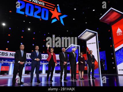 Die demokratischen Präsidentschaftskandidaten Michael Bloomberg (von links), Pete Buttigieg, Elizabeth Warren, Bernie Sanders, Joe Biden, Amy Klobuchar und Tom Steyer posieren für Fotos vor der CBS Democratic Presidential Primary Debatte im Charleston Gaillard Center. Stockfoto