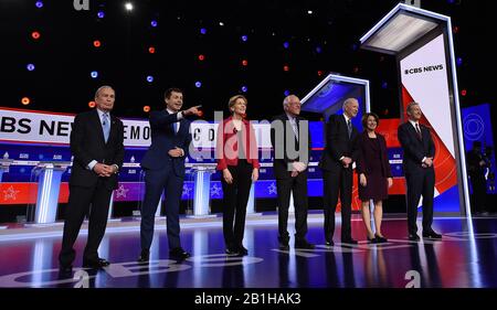 Die demokratischen Präsidentschaftskandidaten Michael Bloomberg (von links), Pete Buttigieg, Elizabeth Warren, Bernie Sanders, Joe Biden, Amy Klobuchar und Tom Steyer posieren für Fotos vor der CBS Democratic Presidential Primary Debatte im Charleston Gaillard Center. Stockfoto