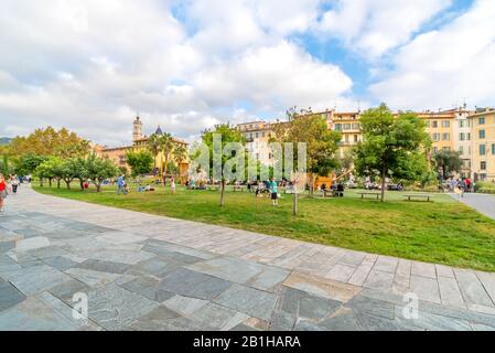 Familien und Kinder genießen einen späten Sommertag im Paillon Park in der Nähe des Touristischen Zentrums Der Altstadt von Nizza, Frankreich. Stockfoto