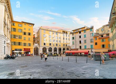 Touristen und Einheimische passieren den Place Rossetti Piazza in der Altstadt Vieux Nizzas am frühen Morgen, bevor Menschenmassen ankommen. Stockfoto