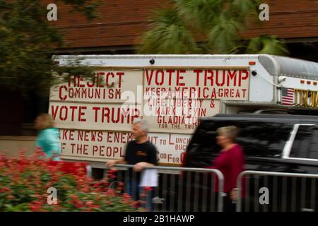 Charleston, Vereinigte Staaten. Februar 2020. Wählen Sie Trump Truck Trolling Outside in der CBS NEWS Democratic Presidential Debatte im Charleston Gaillard Center am 25. Februar 2020 in Charleston, South Carolina. Credit: The Photo Access/Alamy Live News Stockfoto