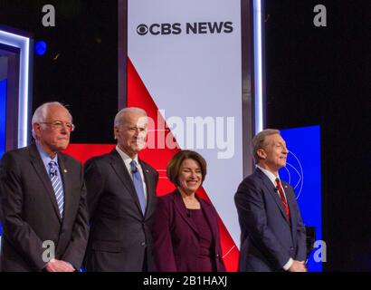 Charleston, Vereinigte Staaten. Februar 2020. (L-R) Senator Bernie Sanders, ehemaliger Vizepräsident Joe Biden, Senatorin Amy Klobuchar und Geschäftsmann Tom Steyer auf der Bühne innen bei der CBS NEWS Democratic Presidential Debatte im Charleston Gaillard Center am 25. Februar 2020 in Charleston, South Carolina. Credit: The Photo Access/Alamy Live News Stockfoto