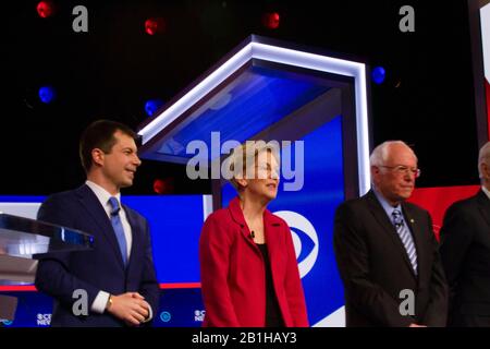 Charleston, Vereinigte Staaten. Februar 2020. (L-R) Der Ehemalige Bürgermeister Pete Buttigieg, Senator Elizabeth Warren und Senator Bernie Sanders auf der Bühne innen bei der CBS NEWS Democratic Presidential Debatter im Charleston Gaillard Center am 25. Februar 2020 in Charleston, South Carolina. Credit: The Photo Access/Alamy Live News Stockfoto