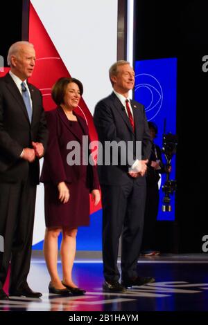 Charleston, Vereinigte Staaten. Februar 2020. (L-R) Der Ehemalige Vizepräsident Joe Biden, die Senatorin Amy Klobuchar und der Geschäftsmann Tom Steyer auf der Bühne innen in der CBS NEWS Democratic Presidential Debate im Charleston Gaillard Center am 25. Februar 2020 in Charleston, South Carolina. Credit: The Photo Access/Alamy Live News Stockfoto