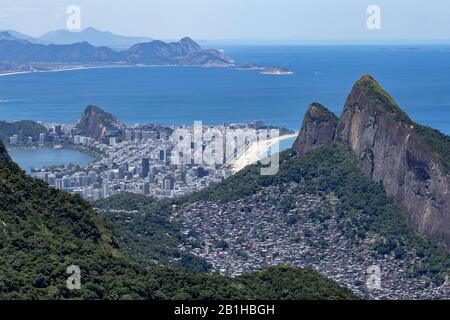 Rio de Janeiro von einem hohen Aussichtspunkt im tropischen Nationalpark Tijuca mit Küste der Südseite der Stadt und Niteroi im Rücken aus gesehen Stockfoto