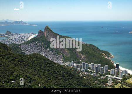 Rio de Janeiro von einem hohen Aussichtspunkt im tropischen Nationalpark Tijuca mit Rocinha Shanty Stadt und São Conrado mit Hochhäusern Stockfoto