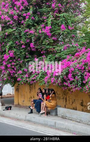 Pondicherry, INDIEN - Februar 2020: Eine Gruppe von Freunden, die sich für ein Erinnerungsfoto im Kolonialgebiet der Denkmalstadt Pondicherry posieren. Stockfoto