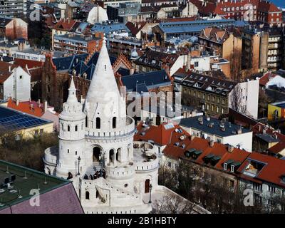 Luftaufnahme der Budapester Dächer vom Turm der Matthias Kirche im Burgviertel, weißer Steinturm am Rand des Burghügels. Stockfoto