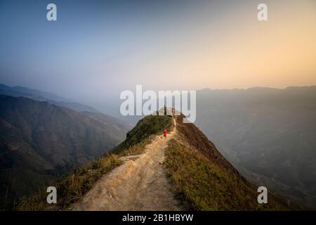 Luftansicht des Bac Yen Tals aus Ta Xua, Schöner Sonnenuntergang auf dem Berg. Stockfoto