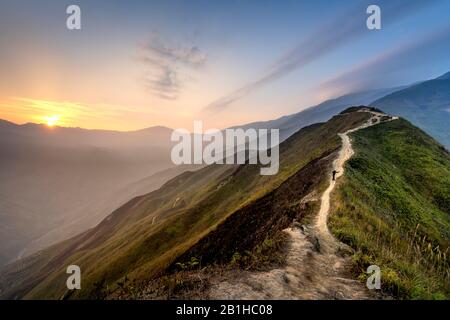 Luftansicht des Bac Yen Tals aus Ta Xua, Schöner Sonnenuntergang auf dem Berg. Stockfoto