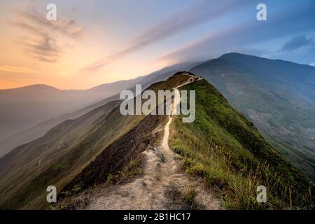 Luftansicht des Bac Yen Tals aus Ta Xua, Schöner Sonnenuntergang auf dem Berg. Stockfoto