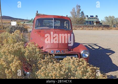 Altes Auto- und Erdbau mit Gewächshaus und Solarpaneelen, Teil der Greater World Earthship Community, in der Nähe von Taos, NM Stockfoto