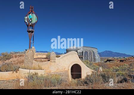 Umweltfreundliche Gebäude aus recyceltem Material, Teil der Greater World Earthship Community Stockfoto