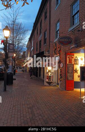 Unternehmen entlang der King Street, einer der Hauptverkehrsstraßen, die in Richtung Potomac River in Der Altstadt von Alex führen Stockfoto