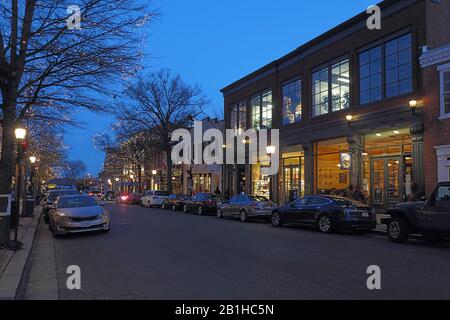 Unternehmen entlang der King Street, einer der Hauptverkehrsstraßen, die in Richtung Potomac River in Der Altstadt von Alex führen Stockfoto