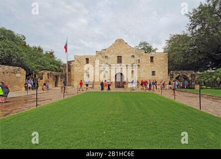 Touristen, die die Kapelle in der Alamo Mission, dem ehemaligen Mision San Antonio de Valero, am Alamo Plaza in San Antonio, Texas besuchen Stockfoto