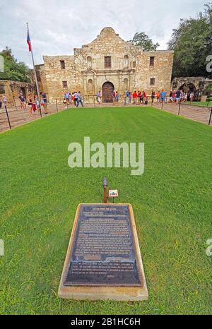 Plakette über historische Briefe und Touristen, die die Kapelle in der Alamo Mission in San Antonio, Texas besuchen Stockfoto