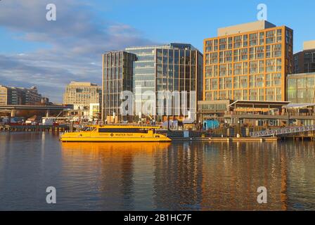 Wassertaxi an Der Wharf, Gebäude und Skyline im neu erschlossenen Southwest Waterfront Bereich von Washington, DC Stockfoto