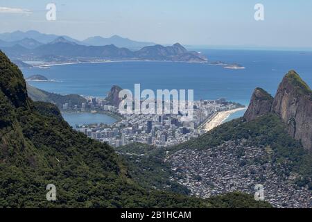 Rio de Janeiro von einem hohen Aussichtspunkt im tropischen Nationalpark Tijuca mit Küste der Südseite der Stadt und Niteroi im Rücken aus gesehen Stockfoto