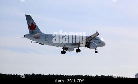 Airbus A320-211 Air Canada C-FFWM Landung in YOW, Ottawa, Kanada, 24. Februar 2020 Stockfoto