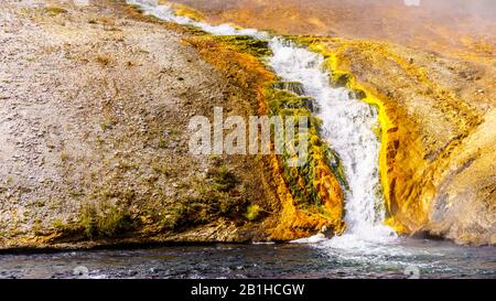 Heißes Wasser aus dem Excelsior Geyser Crater, das in den Firehole River im Yellowstone National Park, Wyoming, United Sates fließt Stockfoto