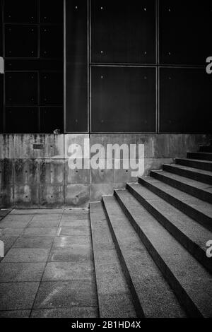 Vertikale Ansicht der Treppe und der angrenzenden Wand mit interessanten Muster Stockfoto