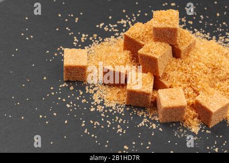 Rock-Zucker auf dunklem Hintergrund aus nächster Nähe Stockfoto