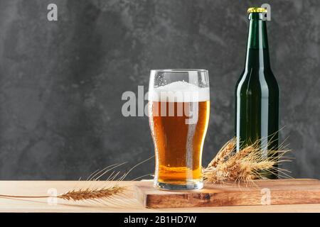 Einzelnes Bierglas auf dunklem Steingrund Stockfoto