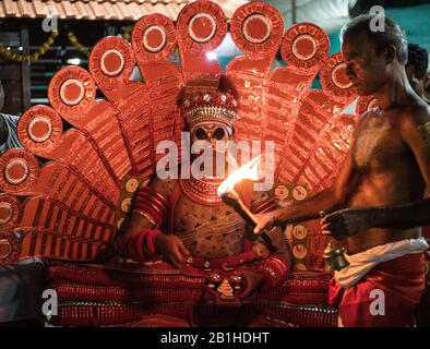 Theyyam Performance, eine beliebte Form der rituellen Anbetung in Nord-Kerala, in der Nähe von Kannur, Indien. Stockfoto