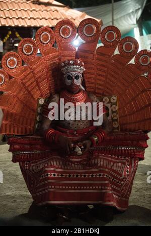 Theyyam Performance, eine beliebte Form der rituellen Anbetung in Nord-Kerala, in der Nähe von Kannur, Indien. Stockfoto