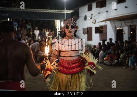 Theyyam Performer tanzt als lebendiger gott eine beliebte rituelle Form der Anbetung in Nord-Kerala, in der Nähe von Kannur, Indien. Stockfoto