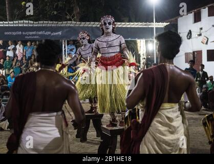 Theyyam-Darsteller tanzen eine beliebte rituelle Form der Anbetung in Nord-Kerala, in der Nähe von Kannur, Indien. Stockfoto