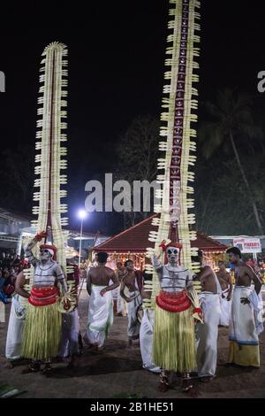 Theyyam-Darsteller tanzen eine beliebte rituelle Form der Anbetung in Nord-Kerala, in der Nähe von Kannur, Indien. Stockfoto