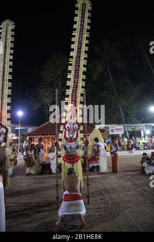 Theyyam-Darsteller tanzen eine beliebte rituelle Form der Anbetung in Nord-Kerala, in der Nähe von Kannur, Indien. Stockfoto