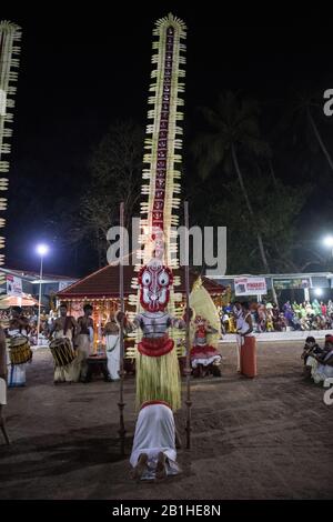 Theyyam-Darsteller tanzen eine beliebte rituelle Form der Anbetung in Nord-Kerala, in der Nähe von Kannur, Indien. Stockfoto