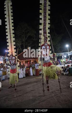 Theyyam-Darsteller tanzen eine beliebte rituelle Form der Anbetung in Nord-Kerala, in der Nähe von Kannur, Indien. Stockfoto