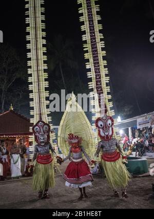 Theyyam-Darsteller tanzen eine beliebte rituelle Form der Anbetung in Nord-Kerala, in der Nähe von Kannur, Indien. Stockfoto