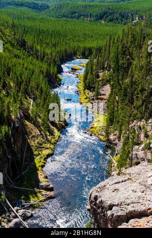 Blick über Klippe am Fluss durch grünen Wald Tal. Stockfoto