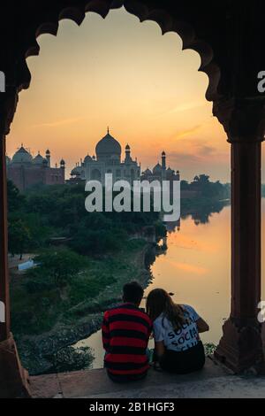 Ein Paar Liebhaber von Marmorbogenblick im taj mahal bei Sonnenuntergang verliebt Stockfoto