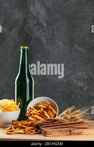 Bierglas mit Bretzel und getrockneten Würstchen Snacks liegen ganz in der Nähe Stockfoto