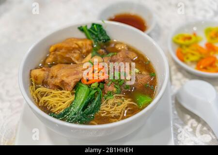 Schüssel mit köstlichen chinesischen geschmorten Rinderbraten im Restaurant Stockfoto